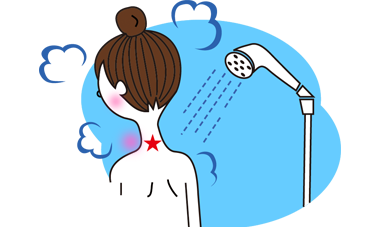 シャワーを使って水流マッサージをする女性